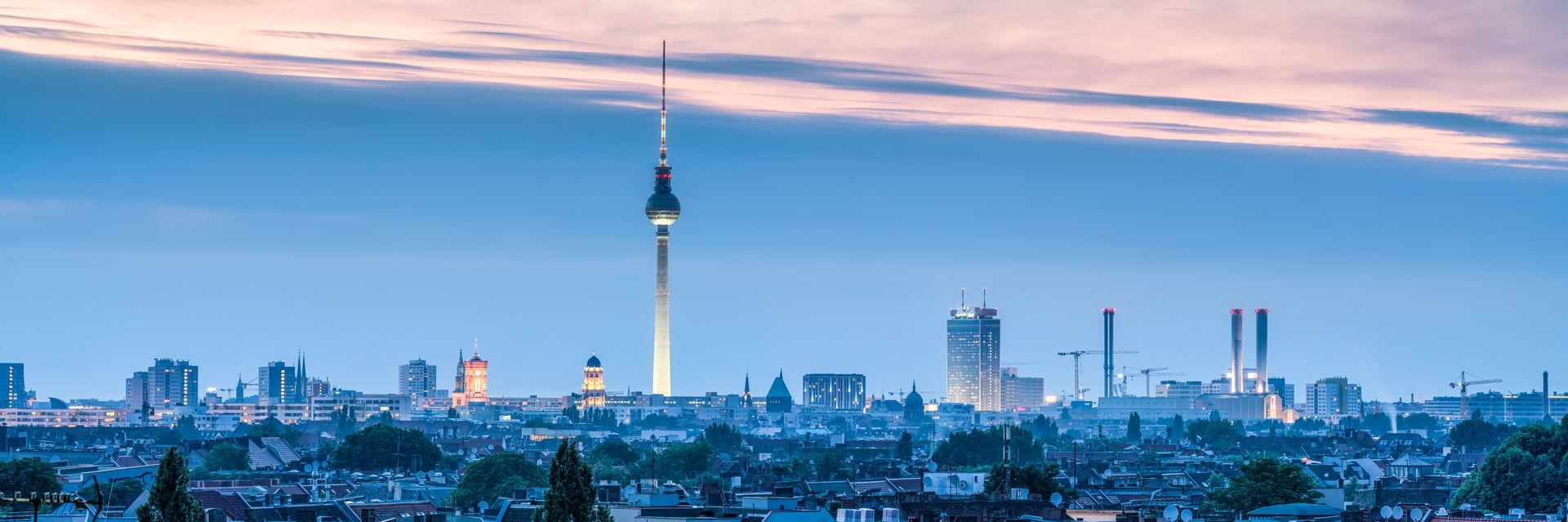Skyline von Berlin mit Fernsehturm bei Dämmerung